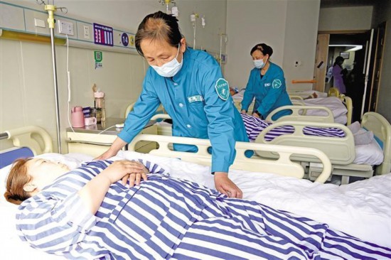 3月3日，在陜西省人民醫(yī)院神經(jīng)內(nèi)一科“無陪護”病房，護理員在照護患者。