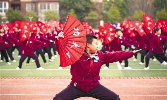 3月6日下午，西安市浐灞第三十二小學(xué)的學(xué)生在體育課上練習(xí)功夫扇。記者 王熙攝