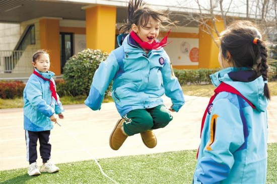 3月4日，西安市曲江第六小學(xué)的學(xué)生在陽(yáng)光大課間跳繩。記者 王熙攝