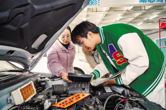 3月19日，西安汽車職業(yè)大學(xué)汽車工程技術(shù)專業(yè)的學(xué)生在上技能實踐課。