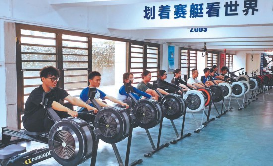 3月26日，西安交通大學(xué)學(xué)生賽艇俱樂(lè)部成員在訓(xùn)練。