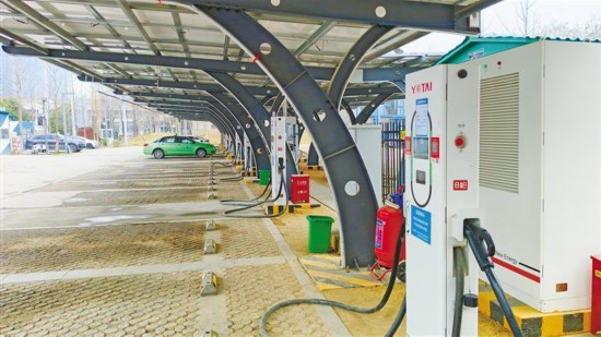 3月24日，西安市西灃北路路東的華為永泰光儲液冷超充充電站，電動汽車在充電。