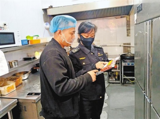 3月27日，在西安市雁塔區(qū)唐皇商港商業(yè)步行街，西安市雁塔區(qū)市場監(jiān)督管理局長延堡市場監(jiān)督管理所工作人員在檢查餐飲店食材。