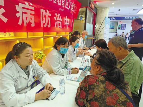 四月十八日，在陜西省人民醫(yī)院舉辦的“世界痛風日”義診活動上，醫(yī)生在為患者診療。
