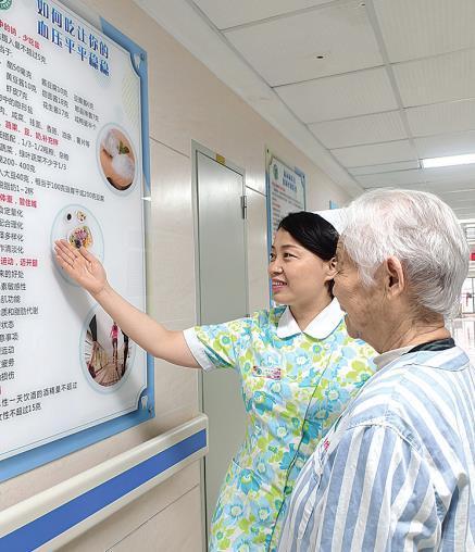 五月八日，王云為老年患者做高血壓知識科普。記者 霍強攝