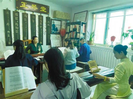 5月15日，古琴藝術(shù)非遺代表性傳承人郭喜萍向?qū)W生講解古曲彈唱技法。