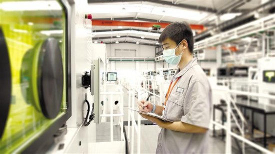 5月21日，西安鉑力特增材技術(shù)股份有限公司的工作人員在自動(dòng)化車間工作。