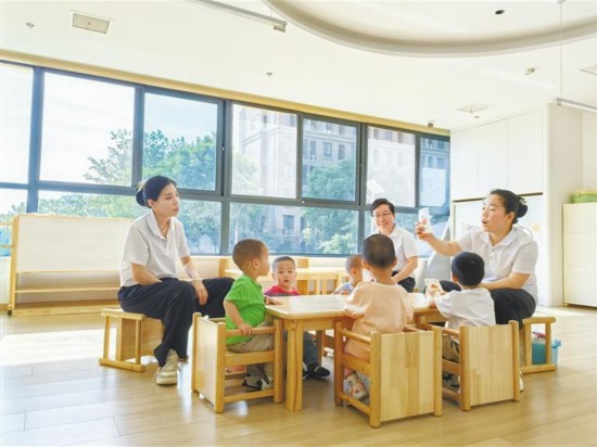 近日，西安市托育綜合服務(wù)中心（蓮湖區(qū)第一托育中心）內(nèi)，老師在教授小朋友看圖識(shí)字（資料照片）。記者 李妮攝