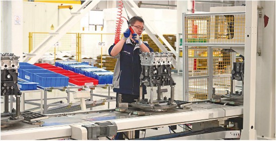 6月10日，在陜西奧弗斯汽車發(fā)動(dòng)機(jī)總成加工生產(chǎn)項(xiàng)目現(xiàn)場(chǎng)，工人在智能化生產(chǎn)線上生產(chǎn)汽車發(fā)動(dòng)機(jī)。 記者 段承甫攝