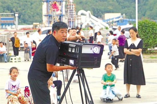 6月5日，在旬陽(yáng)市白柳鎮(zhèn)白柳社區(qū)，來(lái)榮安在調(diào)試電影放映設(shè)備。記者 董劍南攝