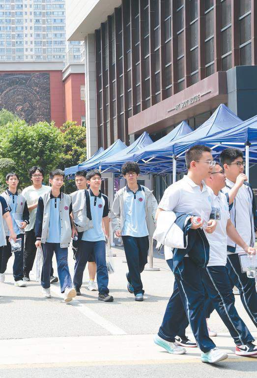 6月21日中午，在西安市鐵一中學(xué)考點(diǎn)，考生走出考場。 記者 杜瑋攝