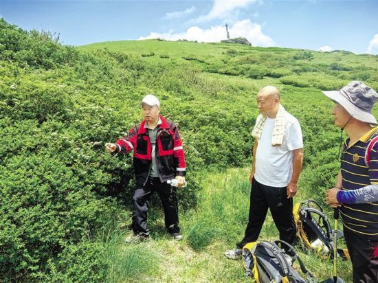6月14日，西安市長安區(qū)南五臺國有生態(tài)林場副場長李仙宏（左一）帶領(lǐng)護(hù)林員巡山。
