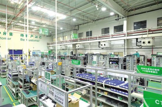 7月10日，施耐德電氣設(shè)備工程（西安）有限公司生產(chǎn)車間里，智能化生產(chǎn)線有序作業(yè)。 記者 田若楠攝