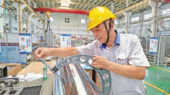 7月8日，在陜西北人印刷機械有限責任公司生產(chǎn)車間的綜合檢驗區(qū)，工人檢驗零件精度。記者 霍海澎攝