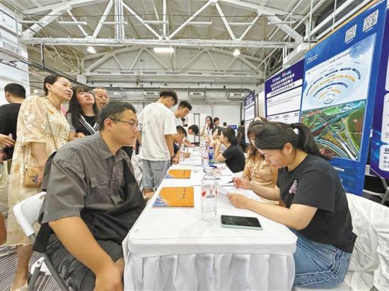 7月11日，高校畢業(yè)生在西安高新區(qū)參加專場(chǎng)招聘（資料照片）。 記者 周明攝