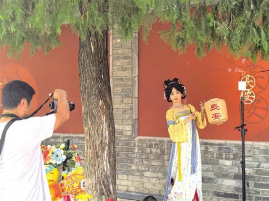 7月23日，游人在大雁塔文化休閑景區(qū)拍照打卡。