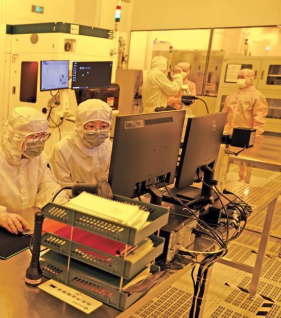 8月18日，在陜西光電子先導院的先進光子器件工程創(chuàng)新平臺黃光區(qū)，工作人員在忙碌作業(yè)。記者 田若楠攝